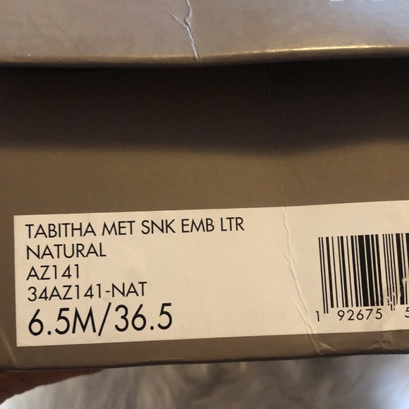 BCBG MAXAZRIA SANDALS - Picture 7 of 9